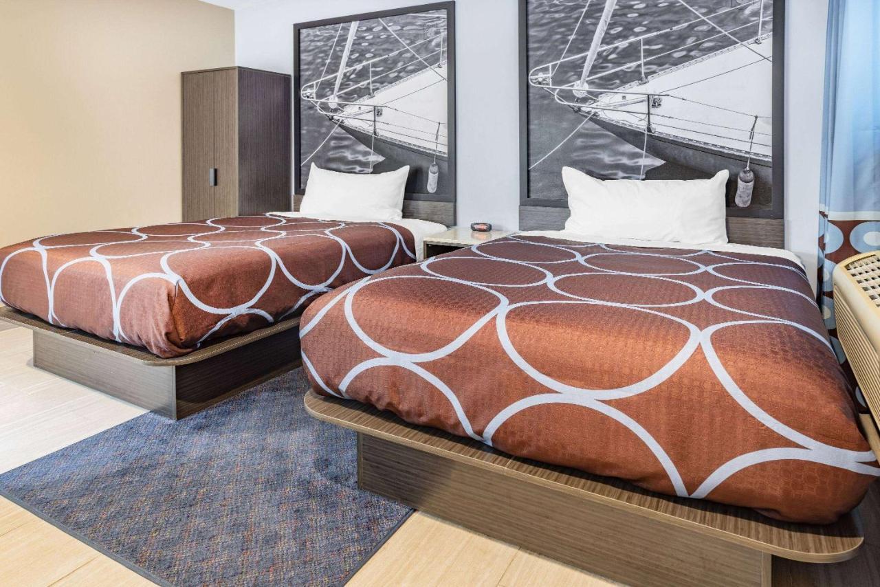Super 8 By Wyndham Lindenhurst Bagian luar foto