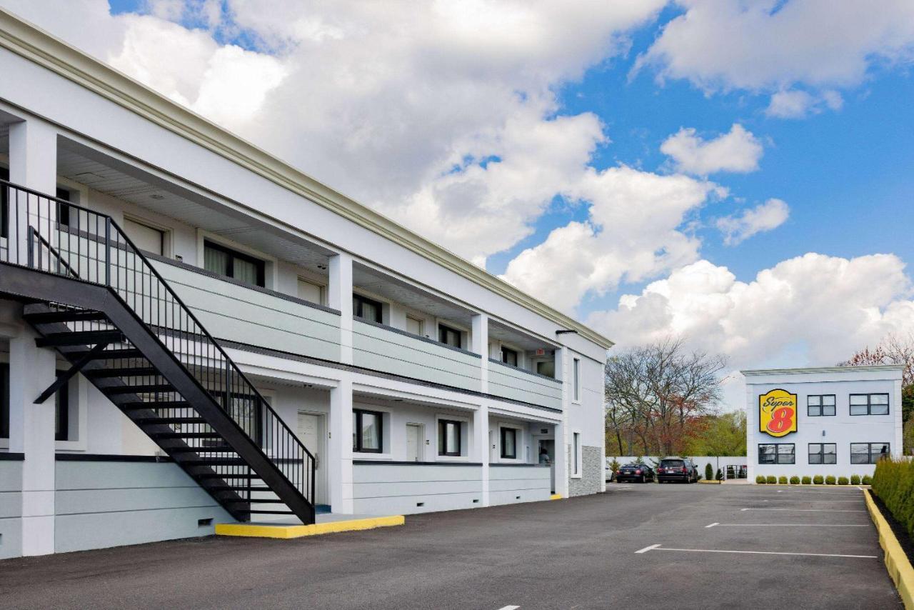 Super 8 By Wyndham Lindenhurst Bagian luar foto