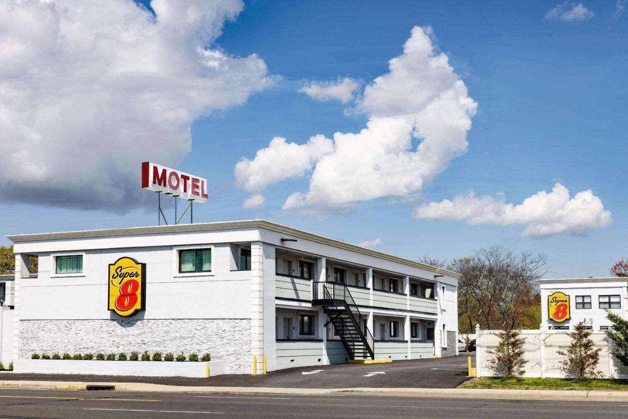 Super 8 By Wyndham Lindenhurst Bagian luar foto
