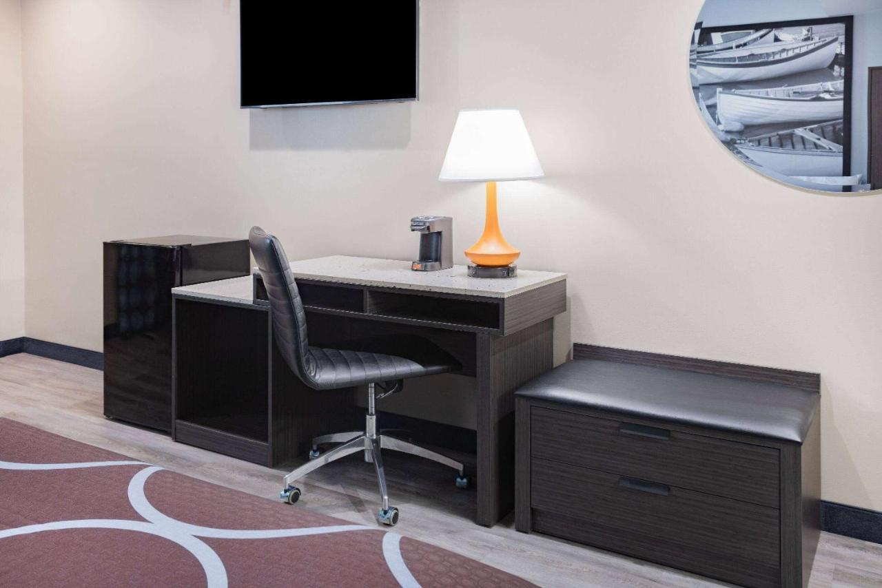 Super 8 By Wyndham Lindenhurst Bagian luar foto