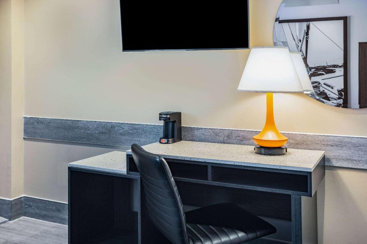 Super 8 By Wyndham Lindenhurst Bagian luar foto