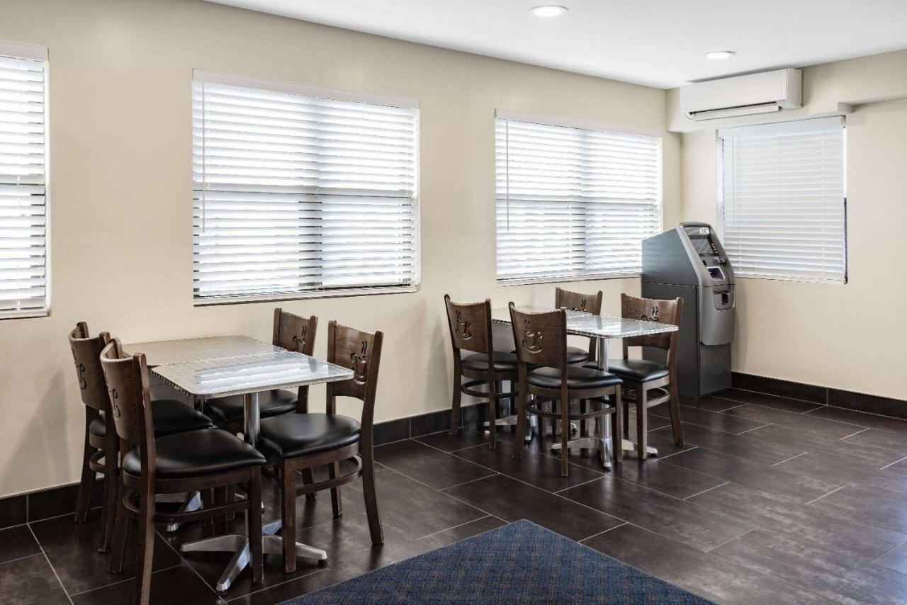 Super 8 By Wyndham Lindenhurst Bagian luar foto
