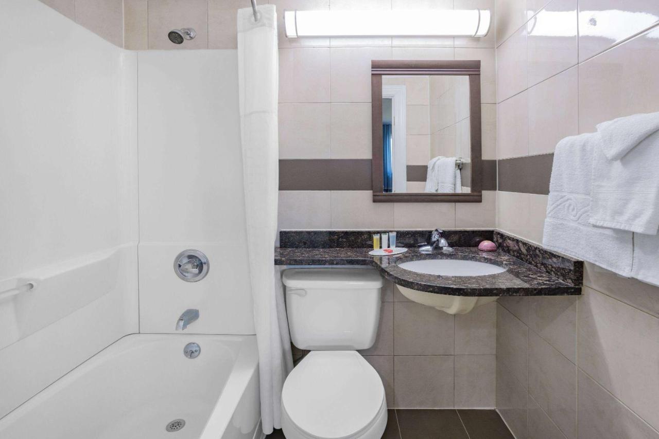 Super 8 By Wyndham Lindenhurst Bagian luar foto